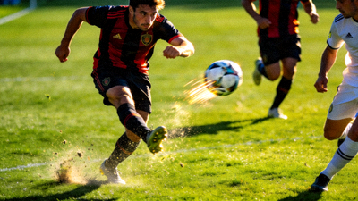 足球运动员在绿茵场上激烈比赛的运动瞬间